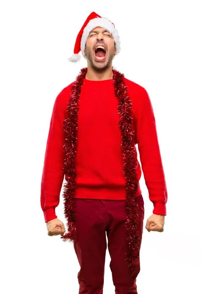 Mann Mit Roter Kleidung Feiert Die Weihnachtsfeiertage Schreit Nach Vorne — Stockfoto