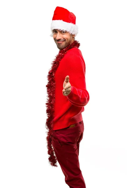 Człowiek Czerwone Ubrania Obchodzi Boże Narodzenie Wakacje Uzgadniania Dobrą Ofertę — Zdjęcie stockowe