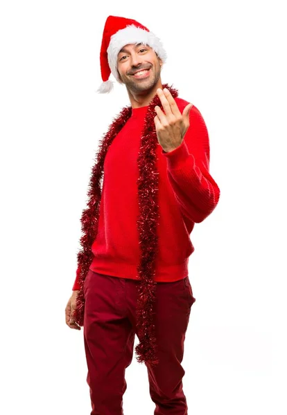 Человек Красной Одежде Празднует Рождественские Праздники Приглашая Прийти Рукой Счастье — стоковое фото