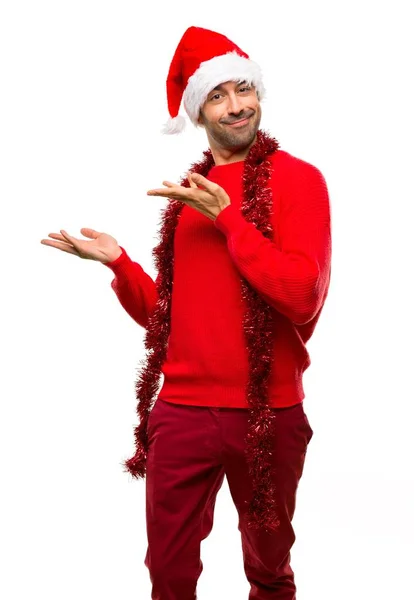 Homem Com Roupas Vermelhas Comemorando Férias Natal Estendendo Mãos Para — Fotografia de Stock