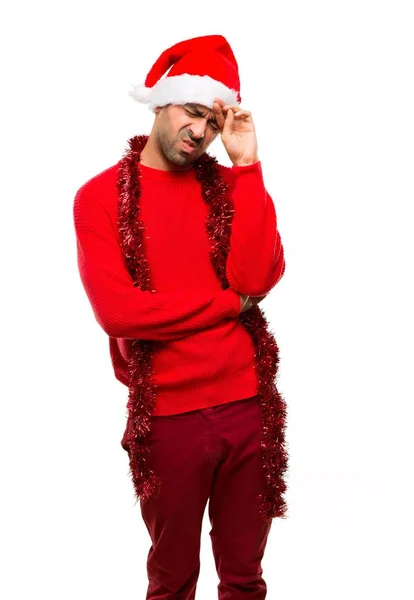 在孤立的白色背景上 身穿红色衣服庆祝圣诞节假期的人带着疲惫和恶心的表情 — 图库照片