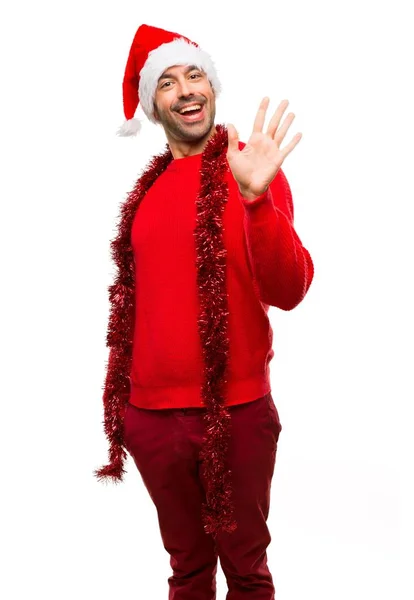 分離の白い背景の上幸せな表情で手で敬礼クリスマス休暇を祝う赤い服の男 — ストック写真