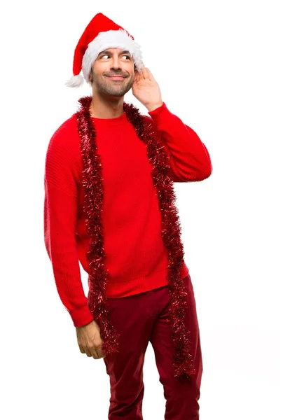 Hombre Con Ropa Roja Celebrando Las Fiestas Navideñas Escuchando Algo — Foto de Stock