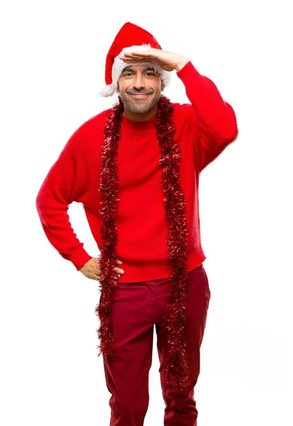 Man Red Clothes Celebrating Christmas Holidays Looking Far Away Hand — Stock Photo, Image
