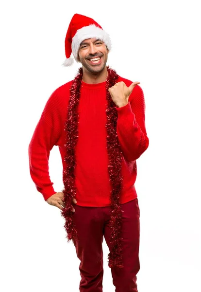 Άνθρωπος Κόκκινα Ρούχα Που Γιορτάζει Χριστούγεννα Τοποθετώντας Δείκτη Στην Πλευρά — Φωτογραφία Αρχείου