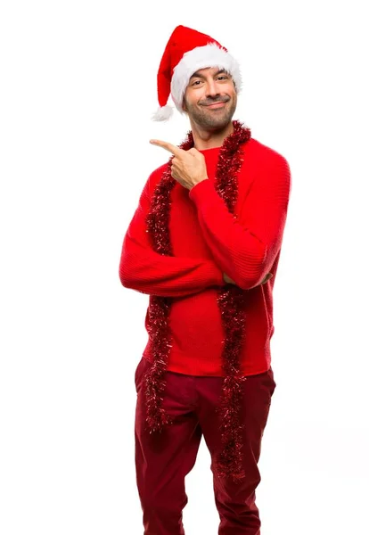 Человек Красной Одежде Празднует Рождественские Праздники Указывая Сторону Представить Продукт — стоковое фото