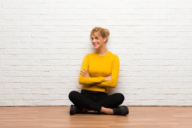 Yatay konumda gülümseyen süre geçti silah tutmak katta oturan genç kız