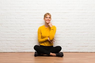 Gülümseyen ve öne doğru emin yüz ile seyir katta oturan genç kız