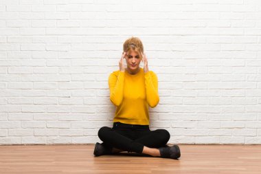 Mutsuz ve bir şey ile sinirli katta oturan genç kız