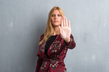 Sarışın kadın yapma dur jest eliyle bir durum bunu inkâr dokulu duvar arka plan üzerinde yanlış düşünüyor