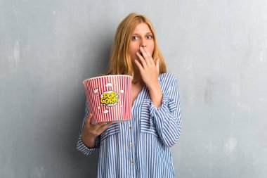 v dokulu grunge duvar arka plan üzerinde