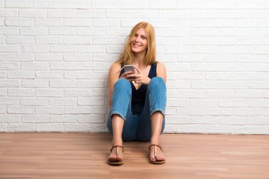 İçin mobil söz katta oturan sarışın kız