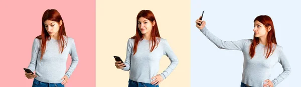 カメラを見て 携帯電話を使用しながら笑顔の若い赤毛の女の子のセット — ストック写真