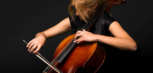 Junges Mädchen Spielt Cello Auf Isoliertem Schwarzen Hintergrund — Stockfoto