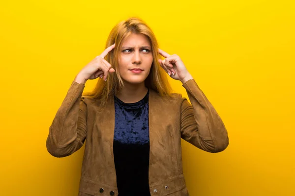 Blond Flicka Pulserande Gul Bakgrund Att Tvivel Och Tänkande — Stockfoto