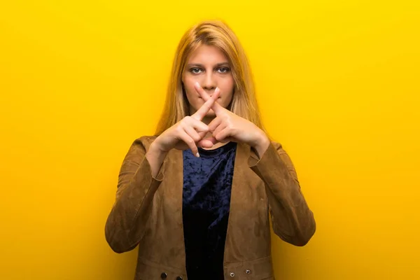 Chica Rubia Sobre Fondo Amarillo Vibrante Mostrando Signo Gesto Silencio —  Fotos de Stock
