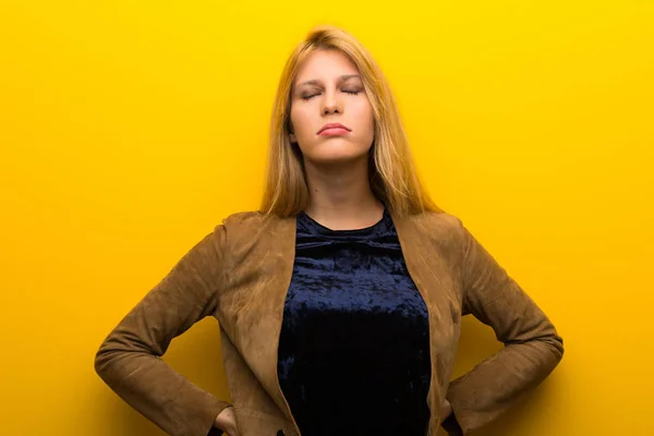 Blond Dívka Zářivé Žluté Pozadí Trpící Bolestmi Zad Pro Úsilí — Stock fotografie