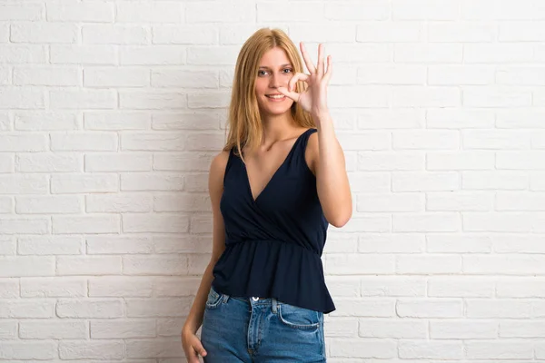 Блондинка Показывает Знак Хорошо Пальцами Лицо Счастья Удовлетворения Фоне Белой — стоковое фото