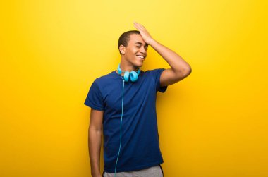 Afrika kökenli Amerikalı adam sarı zemin üzerine mavi t-shirt ile bir şeyin farkına vardım ve çözüm isteyen vardır