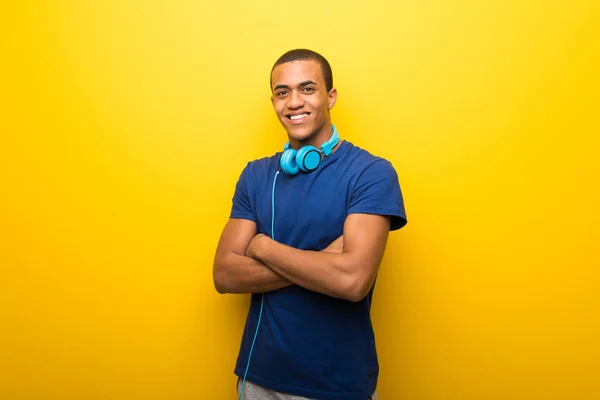 Africano Americano Com Shirt Azul Fundo Amarelo Mantendo Braços Cruzados — Fotografia de Stock