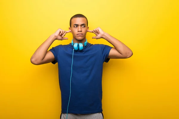 Uomo Afroamericano Con Shirt Blu Sfondo Giallo Che Copre Entrambe — Foto Stock