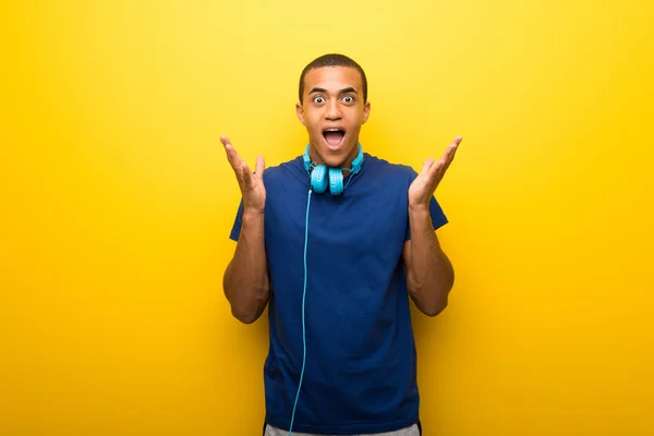 Američan Afričana Muž Modré Tričko Žlutém Pozadí Překvapením Šokovaný Výraz — Stock fotografie