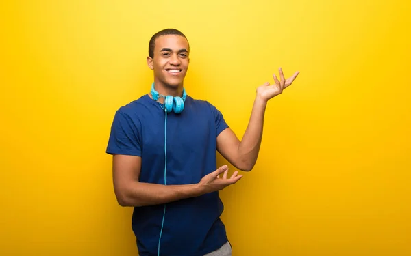 Africano Americano Com Shirt Azul Fundo Amarelo Estendendo Mãos Para — Fotografia de Stock