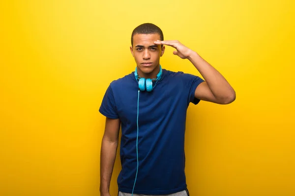 Uomo Afroamericano Con Shirt Blu Sfondo Giallo Guardando Lontano Con — Foto Stock