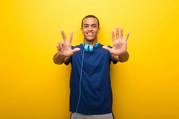 Afrikanisch Amerikanischer Mann Mit Blauem Shirt Auf Gelbem Hintergrund Der — Stockfoto