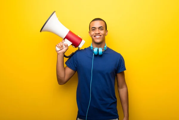 Africano Americano Com Shirt Azul Fundo Amarelo Segurando Megafone — Fotografia de Stock