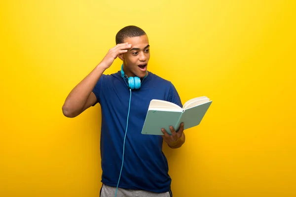 Afrikanisch Amerikanischer Mann Mit Blauem Shirt Auf Gelbem Hintergrund Hält — Stockfoto