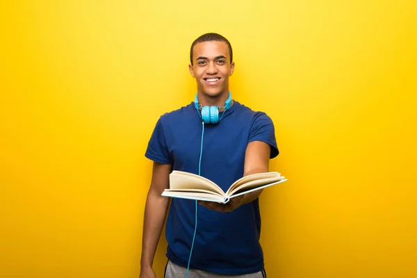 Afrikanisch Amerikanischer Mann Mit Blauem Shirt Auf Gelbem Hintergrund Hält — Stockfoto