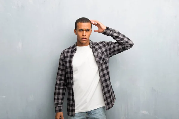 Unga Afroamerikanska Man Med Rutig Skjorta Att Tvivel Fördriva Tiden — Stockfoto