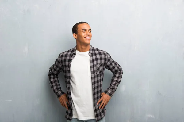 Jovem Afro Americano Com Camisa Xadrez Posando Com Braços Quadril — Fotografia de Stock