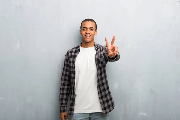 Giovane Uomo Afroamericano Con Camicia Scacchi Sorridente Mostrando Segno Vittoria — Foto Stock
