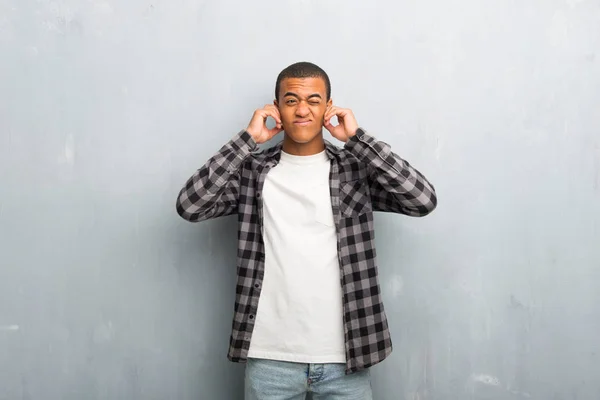 Junger Afrikanisch Amerikanischer Mann Mit Kariertem Hemd Das Ohren Mit — Stockfoto