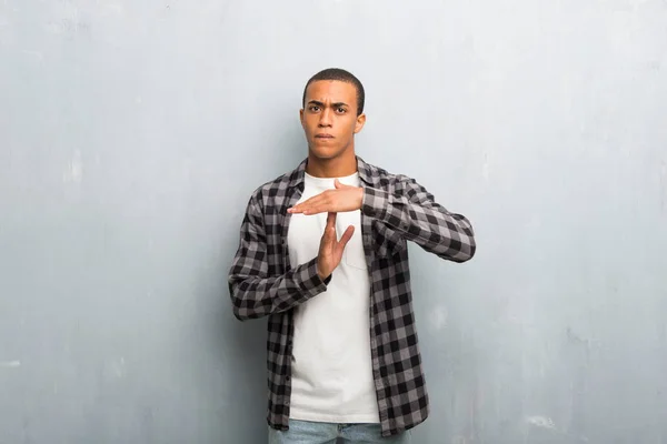 Giovane Uomo Afroamericano Con Camicia Scacchi Fare Gesto Stop Con — Foto Stock