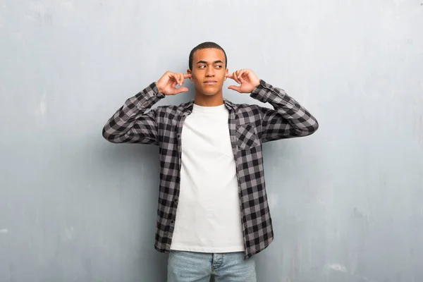 Joven Afroamericano Con Camisa Cuadros Cubriendo Ambas Orejas Con Las —  Fotos de Stock