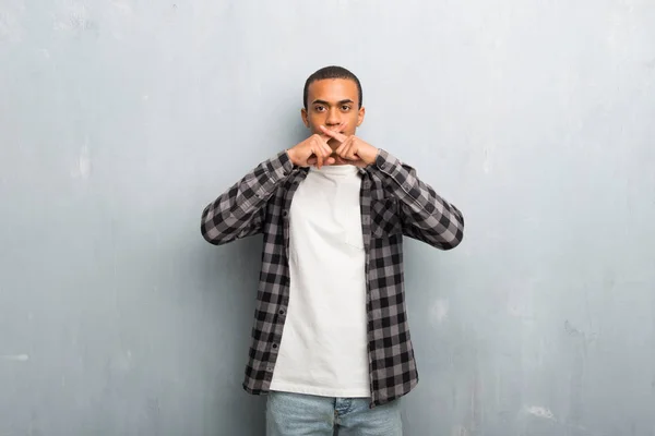 Giovane Uomo Afroamericano Con Camicia Scacchi Che Mostra Segno Silenzio — Foto Stock