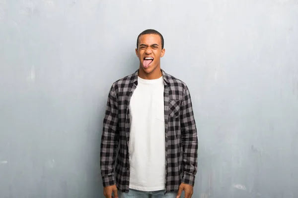 Junger Afrikanisch Amerikanischer Mann Mit Kariertem Hemd Der Mit Der — Stockfoto