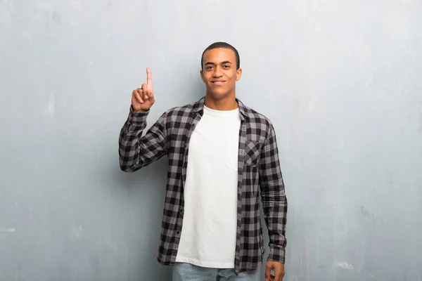 Jovem Afro Americano Com Camisa Quadriculada Mostrando Levantando Dedo Sinal — Fotografia de Stock