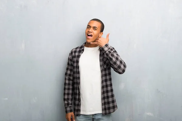 Giovane Uomo Afroamericano Con Camicia Scacchi Che Gesti Telefonici Richiamami — Foto Stock