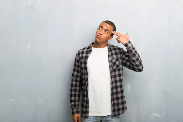 Giovane Uomo Afroamericano Con Camicia Scacchi Con Problemi Fare Gesto — Foto Stock