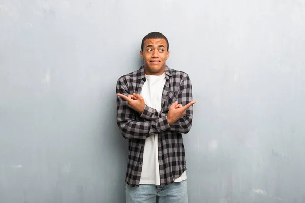 Kareli Gömlek Şüpheleri Laterallerin Işaret Eden Genç Afro Amerikan Adamla — Stok fotoğraf