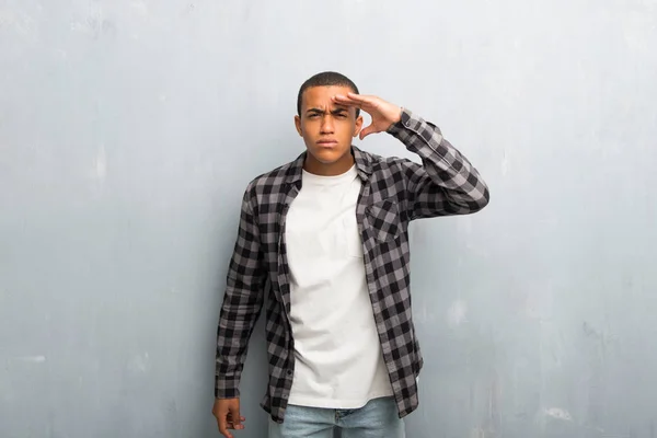 Junger Afrikanisch Amerikanischer Mann Mit Kariertem Hemd Schaut Mit Der — Stockfoto