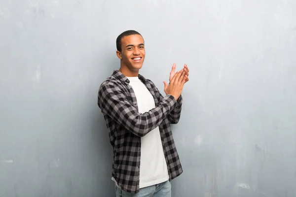 Jovem Afro Americano Com Camisa Quadriculada Aplaudindo Após Apresentação Uma — Fotografia de Stock