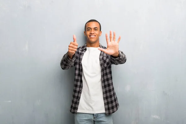 Jovem Afro Americano Com Camisa Quadriculada Contando Seis Com Dedos — Fotografia de Stock