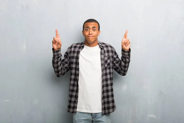 Jovem Afro Americano Com Camisa Quadriculada Com Dedos Cruzando Desejando — Fotografia de Stock