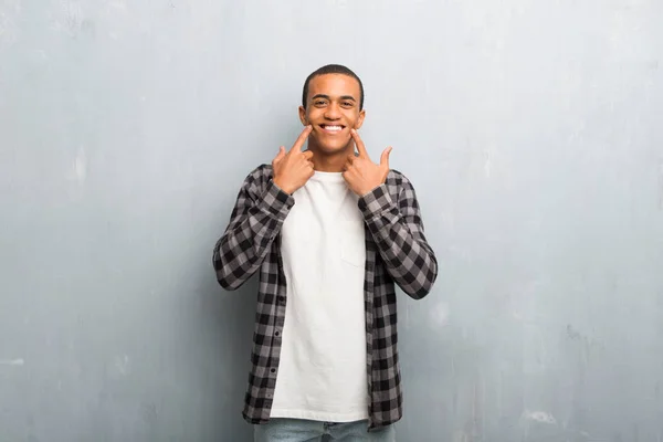 Jovem Afro Americano Com Camisa Quadriculada Sorrindo Com Uma Expressão — Fotografia de Stock