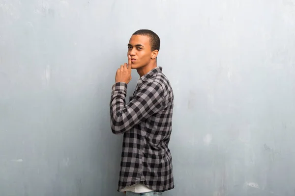 Junger Afrikanisch Amerikanischer Mann Mit Kariertem Hemd Das Zeichen Des — Stockfoto